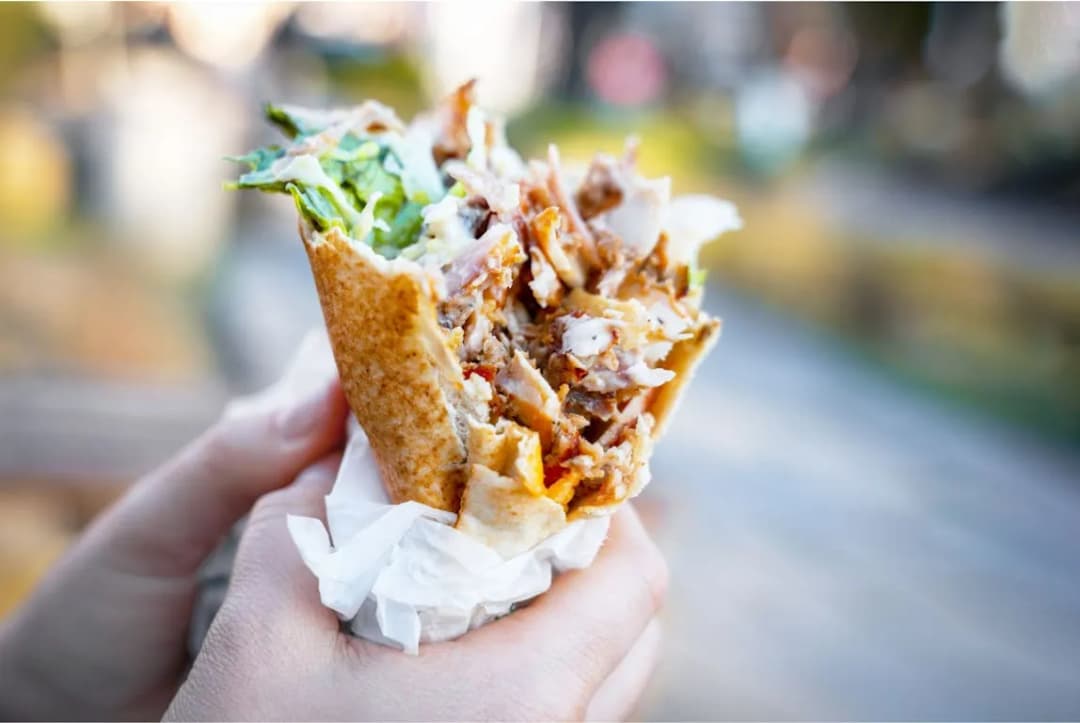 Ile kalorii ma mały kebab? Sprawdź, co wpływa na jego kaloryczność