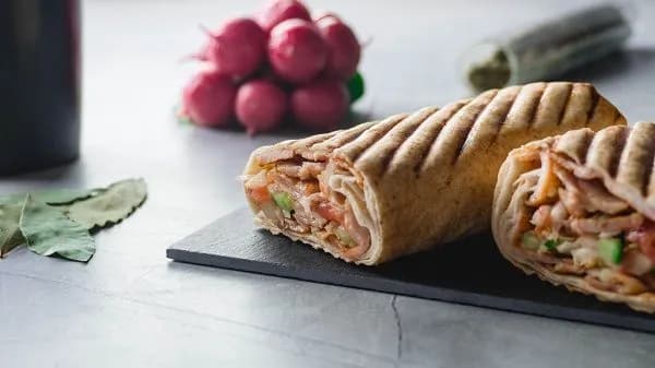 Kebab w bułce czy tortilla - co wybrać dla zdrowszego posiłku?
