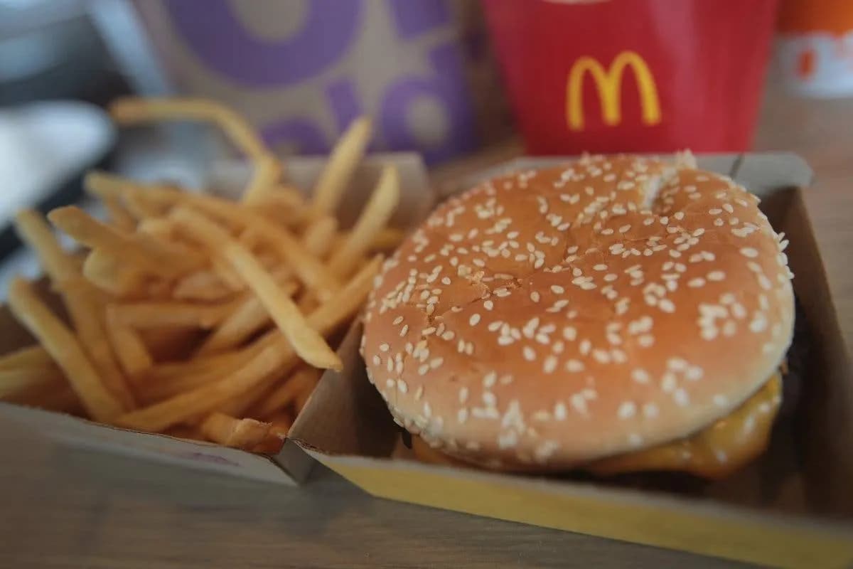 Ile kcal ma burger? Zaskakujące różnice w kaloryczności burgerów