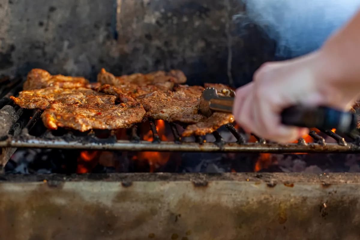 Jak długo piec karkówkę na grillu, aby uniknąć suchego mięsa?