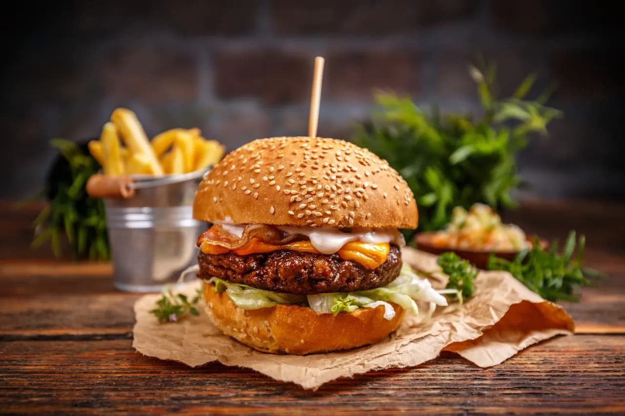 Jakie mięso wołowe na burgera? Odkryj najlepsze kawałki dla smaku