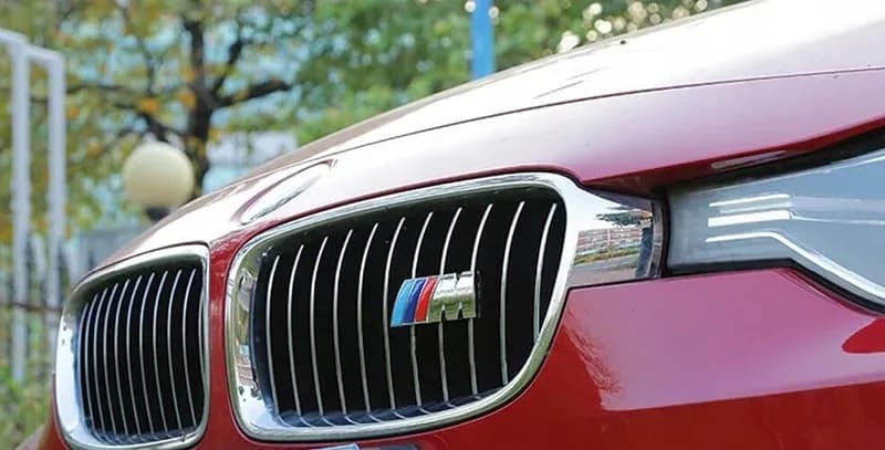 Znaczek M-Pakiet na grill BMW - wybierz idealny model i kolor