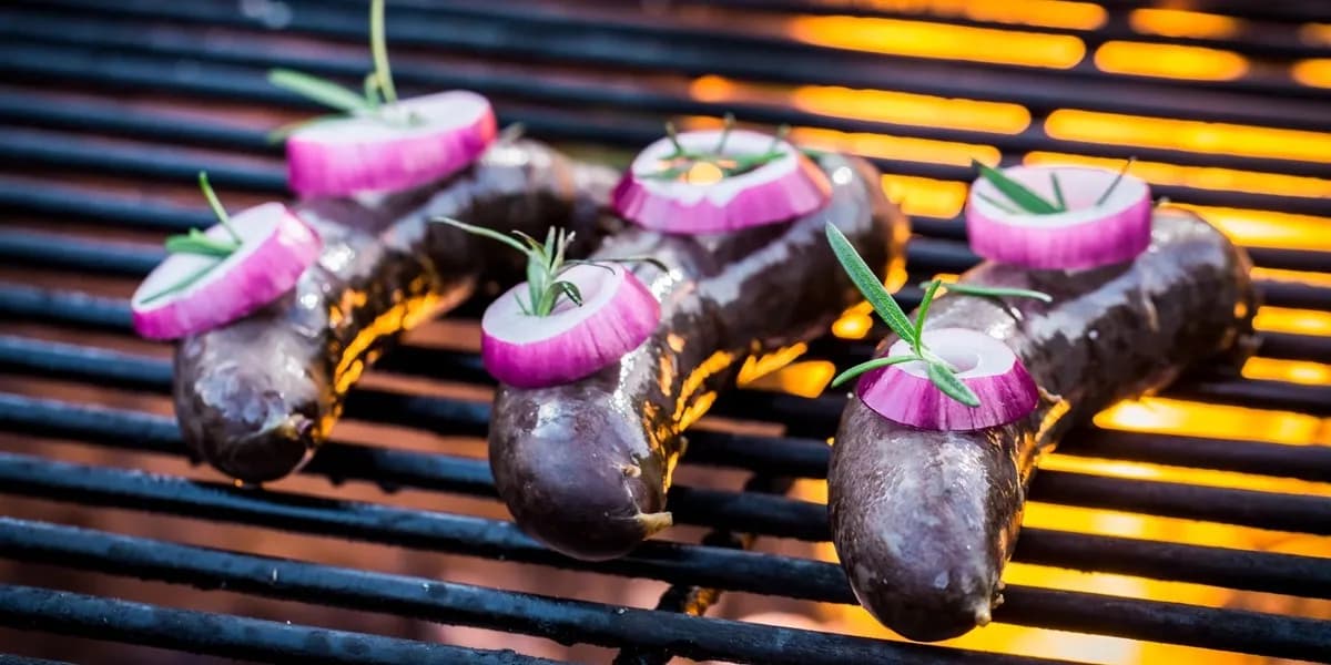 Jak zawinąć kaszankę na grilla, aby uniknąć pęknięcia skórki