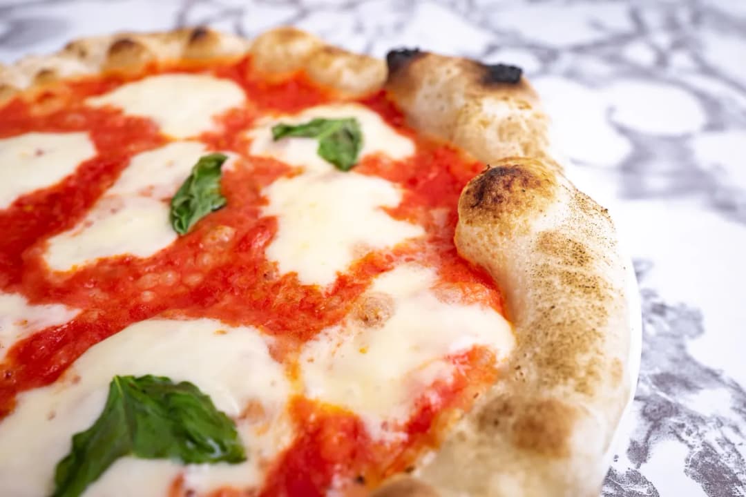 Jak zrobić miękkie ciasto na pizzę, unikając twardości i błędów