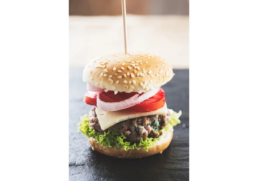Ile kalorii ma hamburger? Zaskakujące różnice w kaloryczności