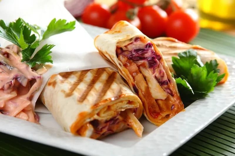 Co to jest dürüm kebab? Przygotowanie, składniki i różnice