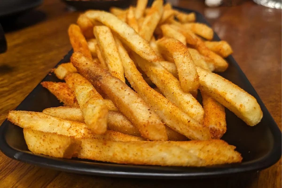 Czy frytki smażyć pod przykryciem? Odkryj, dlaczego to błąd