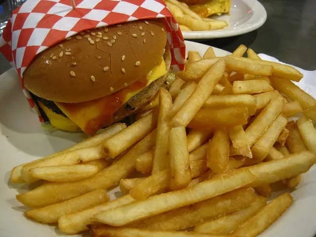 Ile kalorii ma hamburger z McDonald's? Zaskakujące fakty o kaloriach