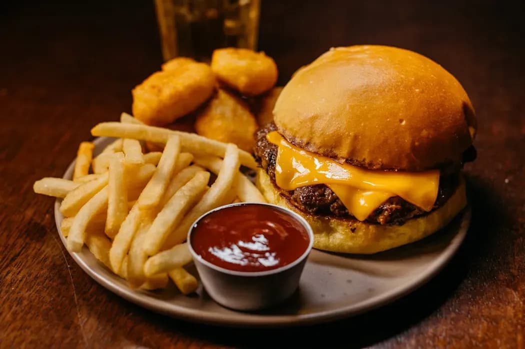 Jak usmażyć burgera na patelni, aby był soczysty i idealny