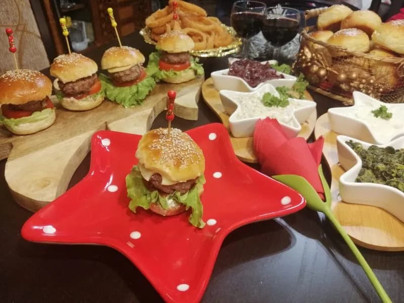 Jak podgrzać bułki do hamburgerów, aby były idealnie chrupiące?