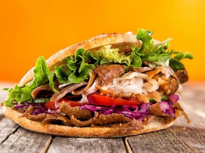 Ile kcal ma kebab z frytkami? Zaskakujące kalorie w Twoim posiłku