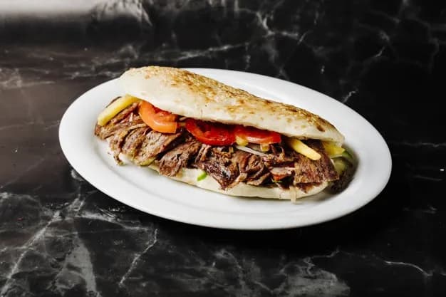 Ile kalorii ma kebab rollo? Zaskakujące różnice w kaloryczności