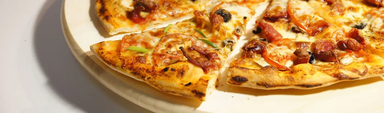 Ile kalorii ma mała pizza? Zaskakujące różnice w kaloryczności