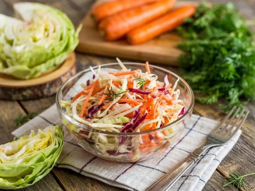 Jaką surówkę do kurczaka i frytek wybrać, aby zachwycić smakiem?