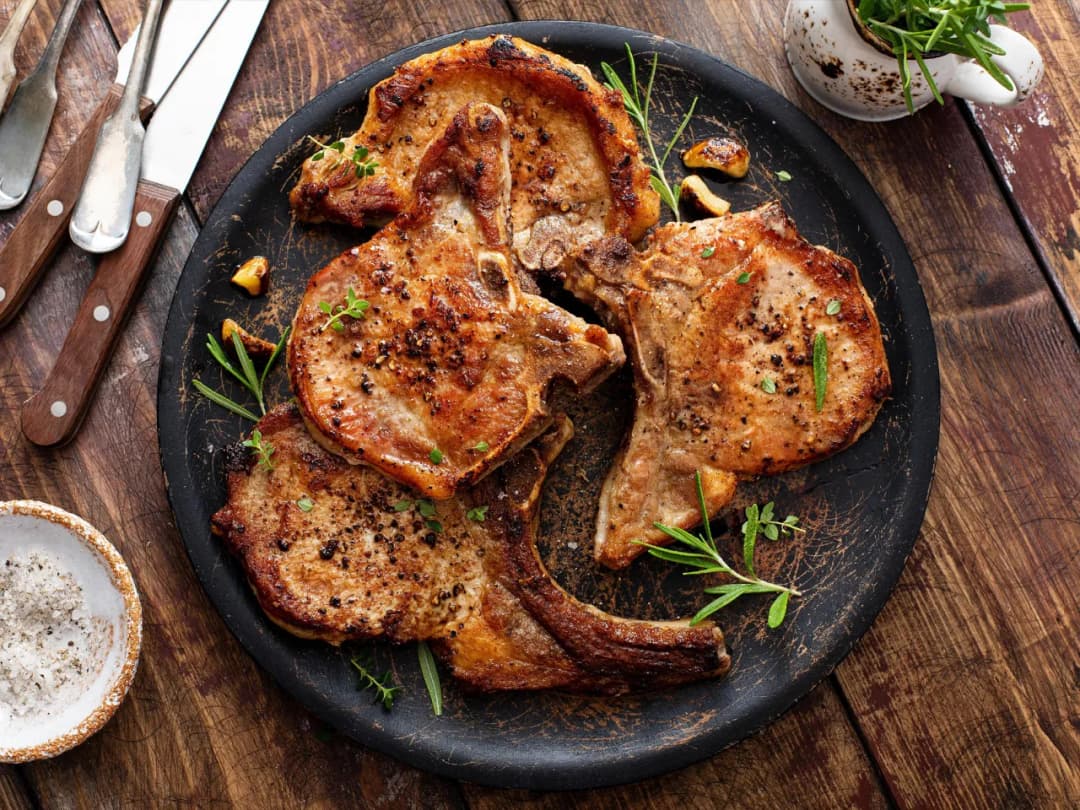 Schabowe na grillu: sekrety idealnej marynaty i soczystego mięsa